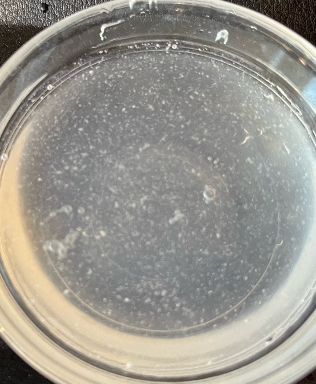 ハイドラスキン施術後に機器に溜まった廃液。茶色く濁っているのが毛穴汚れの証拠
