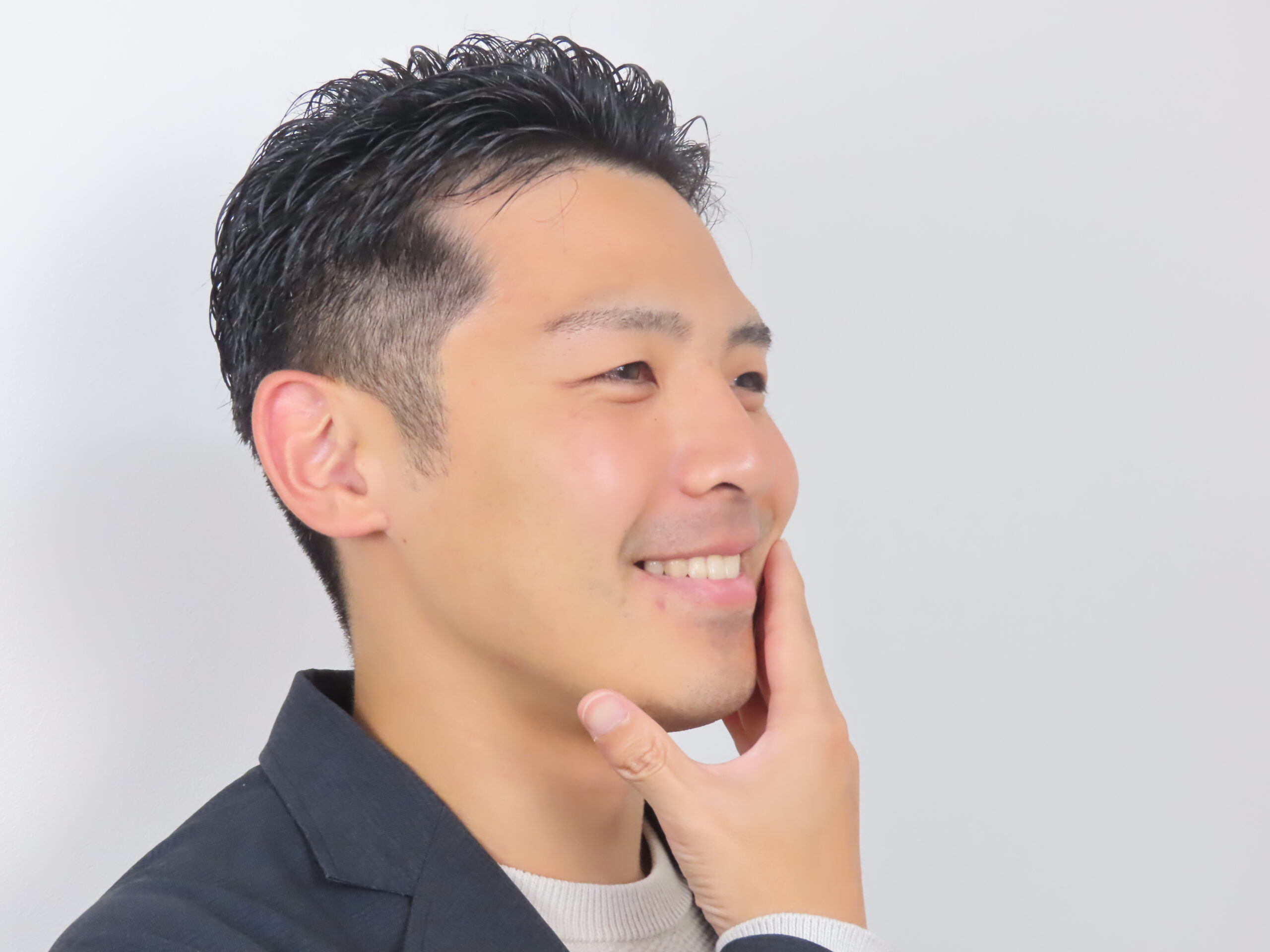 フェイシャルサロンで施術を受ける男性