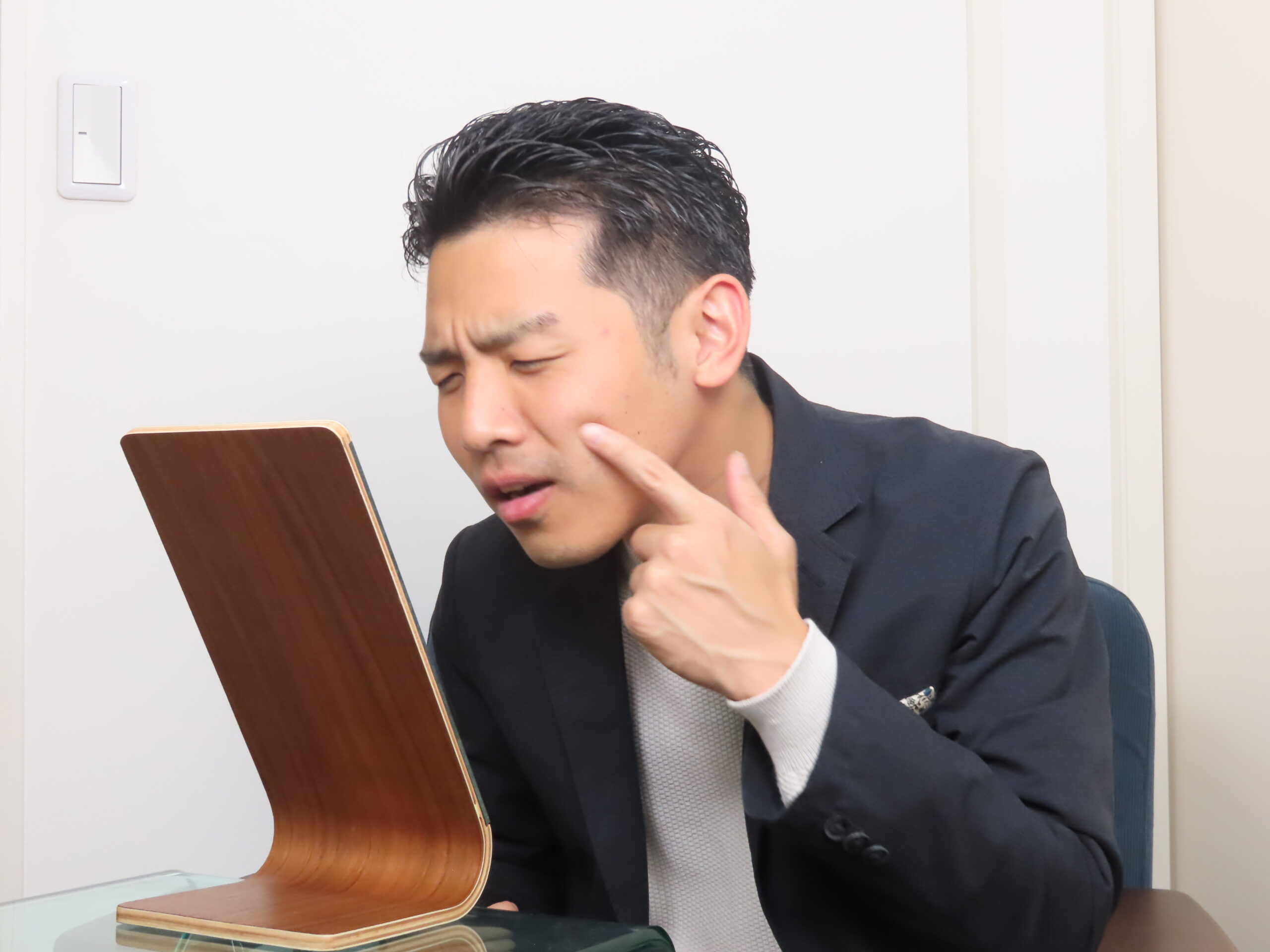 洗顔後に肌を確認する30代日本人男性