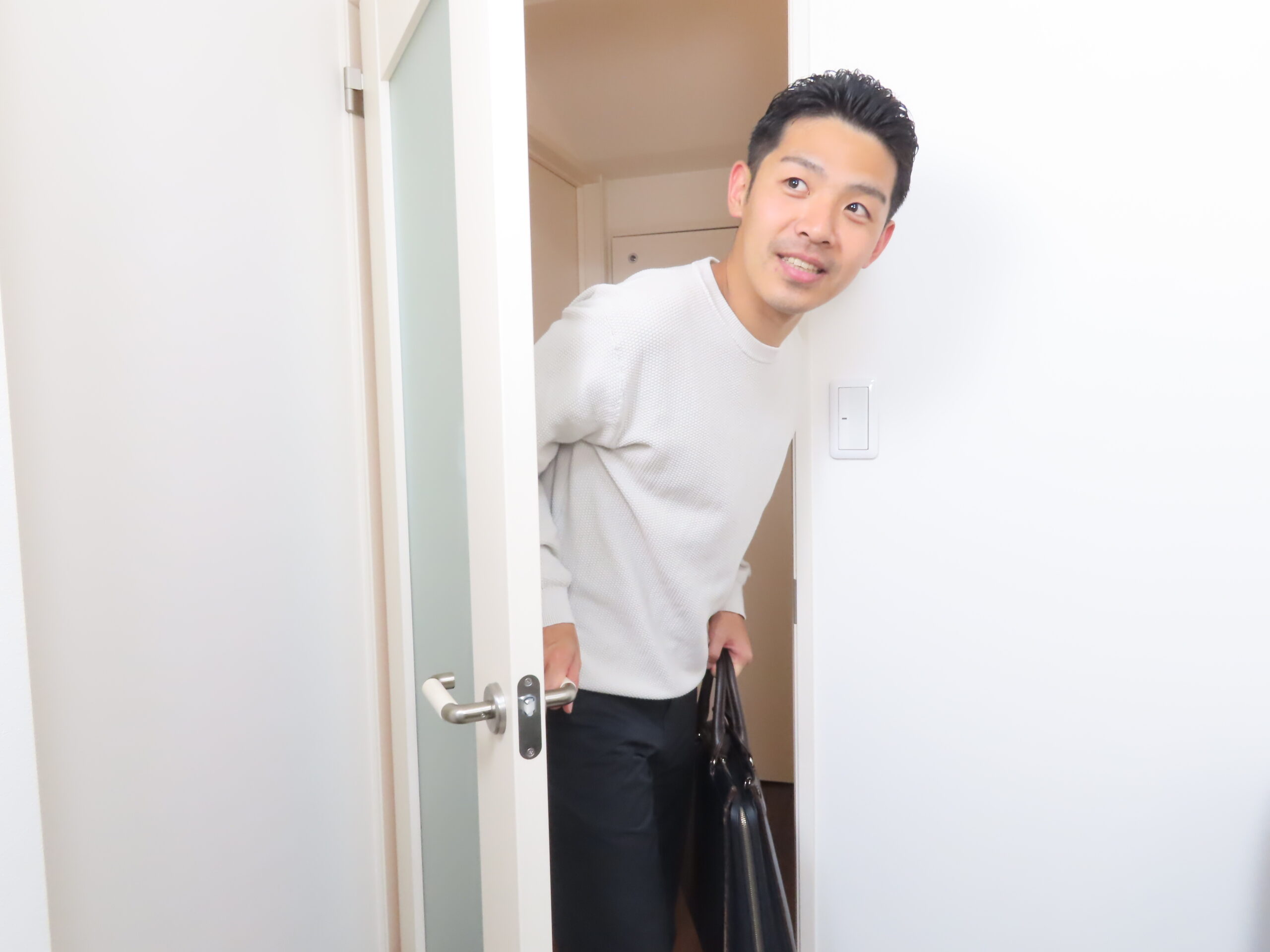 小鼻の黒ずみに悩む男性のアップ
